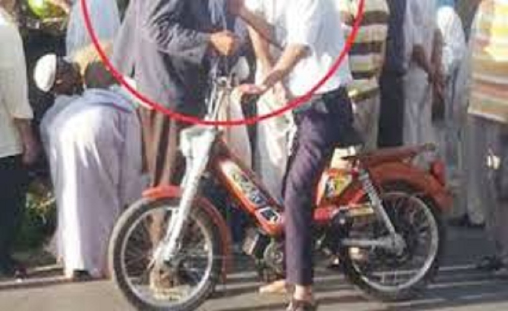 توقيف متهم باعتراض وتهديد وسرقة المارة بواسطة دراجة نارية بسطات