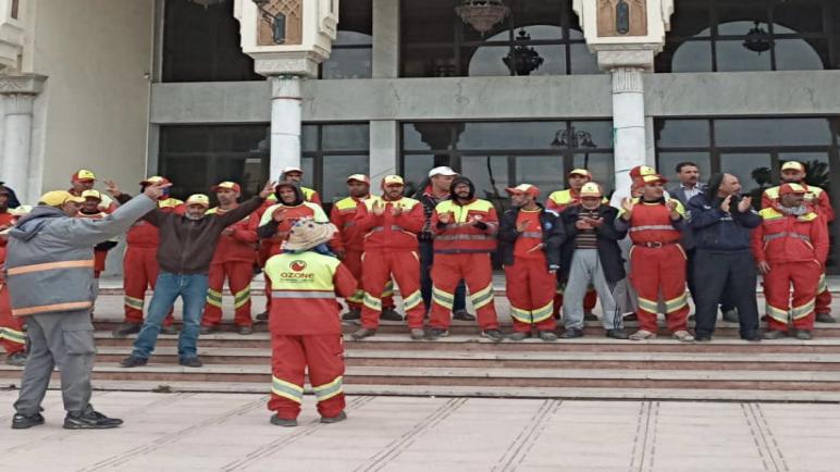 عمال شركة اوزون للنظافة ينظمون وقفة احتجاجية امام جماعة سطات