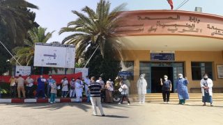 مهنيو الصحة بسطات ينتفضون ضد الوزارة من خلال وقفة رمزية أمام المستشفى الاقليمي