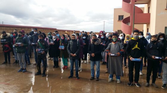 توزيع لوحات إلكترونية على المتعلمين بالثانوية الإعدادية اولاد الصغير إقليم سطات