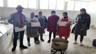 طلبة الثانوية التقنية يحتفلون بالنساء العاملات بالمؤسسة