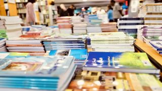 الحكومة تدعم المقررات المدرسية والدفاتر و الادوات خارج الدعم