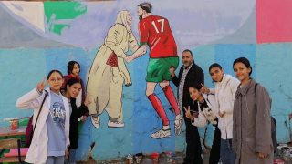 بالصور.. اعدادية السمارة تخلد انجاز الاسود بجداريات متميزة