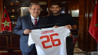 عامل إقليم سطات يستقبل لاعب المنتخب الوطني لكرة القدم وابن مدينة سطات يحيى جبران الذي ساهم في انجاز أسود الأطلس