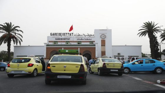 سلوكات غير مهنية لبعض سائقي سيارات الأجرة الصغيرة تثير استياء بسطات