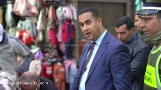 بعد تحريرها.. باشا مدينة سطات يفاجئ تجار “الدريجات” بوضع مزهريات على طول الشارع وحثهم على الاهتمام بها