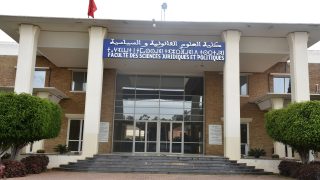 غياب موظف ب كلية العلوم القانونية والسياسية سطات يعرقل مناقشة رسائل الماستر ويُهدد مستقبل الطلبة.