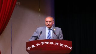 مكرم ينصب الرؤساء الجدد في انتظار تسليمهم مؤسساتهم