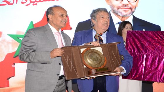 الفنان عبد الوهاب الدكالي، يضفي إشراقة فنية بجامعة الحسن الأول بسطات