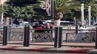 سيدة تصلي فوق الراية المغربية بمدارة الحصان تثير تساؤلات المارة