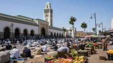 حين يجد التين الظل… ويترك المصلون تحت لهيب الشمس!